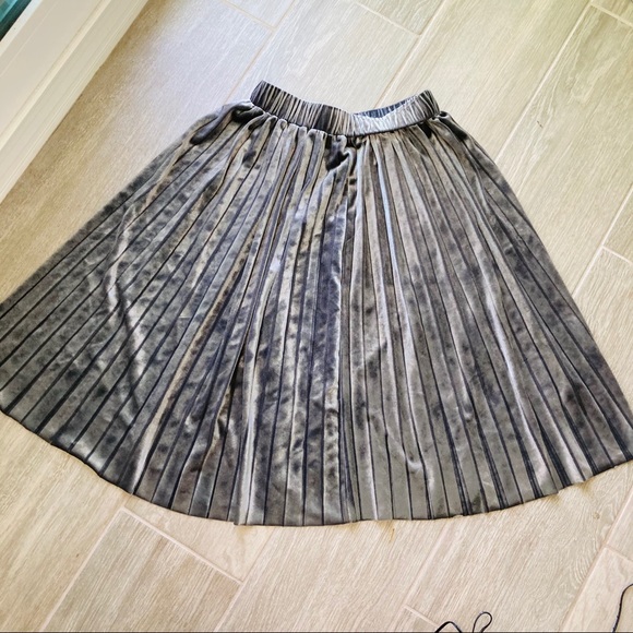 Beautiful Velvet Metallic Pleated Skirt - Picture 2 of 5